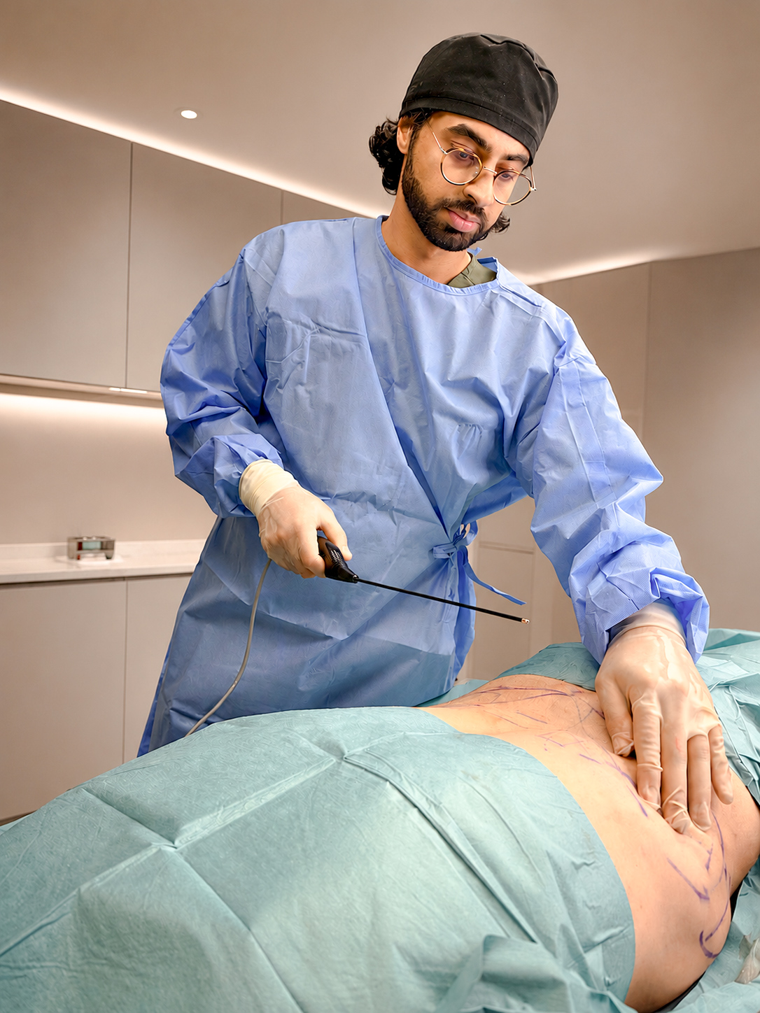 Dr Sultan performing Quantum RF Body Contouring